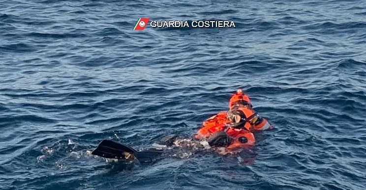La barca in avaria esplode nella notte: naufrago salvato nel Canale di Sicilia