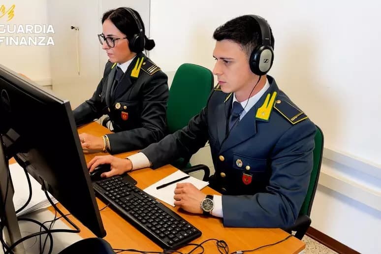 Bonifici sui conti dei truffatori: sequestrati 17mila euro a finti operatori bancari