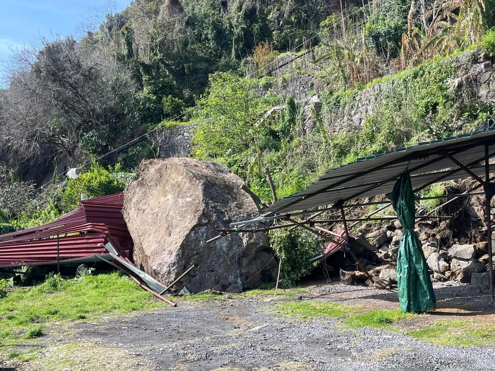 Cade masso dalla Timpa di Acireale: sopralluogo della Protezione civile