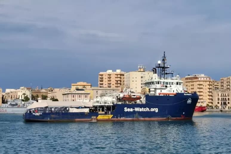 Migranti, a Trapani l’attracco della Sea-Watch 5, a bordo 57 persone