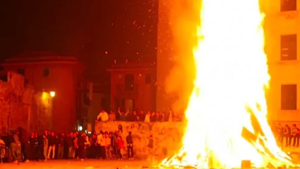 Palermo: Vampe di San Giuseppe, vandalismi e 5 pompieri feriti