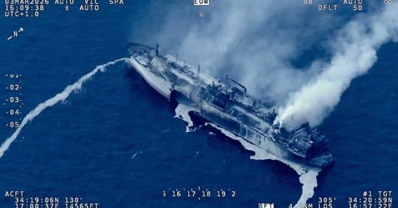 Petroliera russa in fiamme a largo di Lampedusa