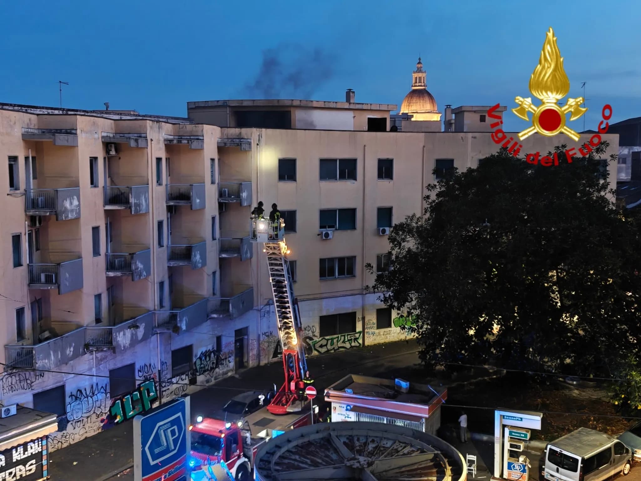 Catania, fiamme all’interno del dismetto complesso ospedaliero Santo Bambino