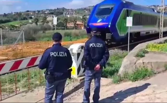 Caltanissetta: massi sui binari, denunciati due minorenni