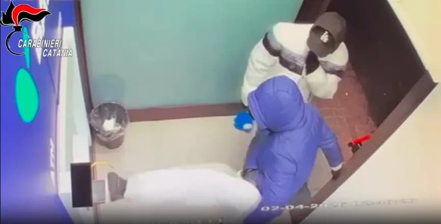 Esplosivo in un bancomat, nuovo colpo nella provincia etnea