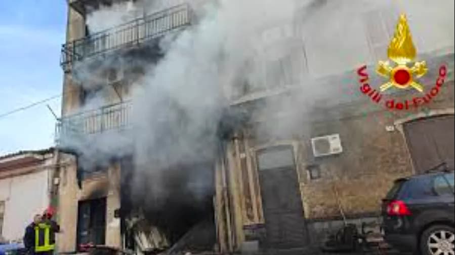 Incendio a Picanello, paura nel quartiere