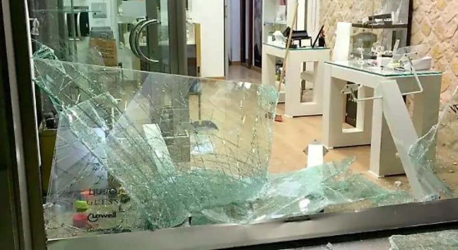 Rapina in una gioielleria di Raffadali, 100mila euro di gioielli rubati