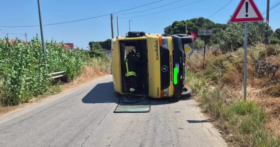 Incidente nel Trapanese, scuolabus ribaltato