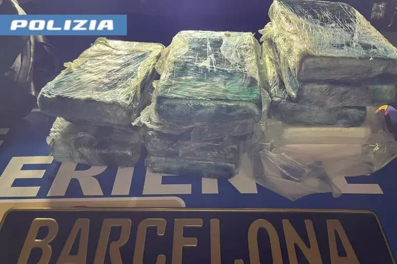 Barcellona-Catania con 13 chili di droga in auto: 3 arresti