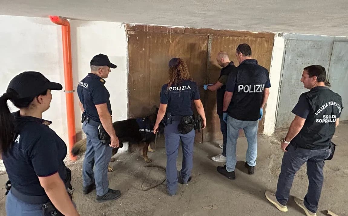 Scoperto arsenale in un garage nel catanese, sequestrati anche droga e motorini rubati