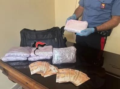 Dalla Calabria a Catania con quasi 8 chili di droga: arrestati due giovani