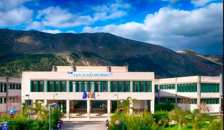 Carini: vandalizzato e danneggiato il liceo Mursia, ferito uno studente