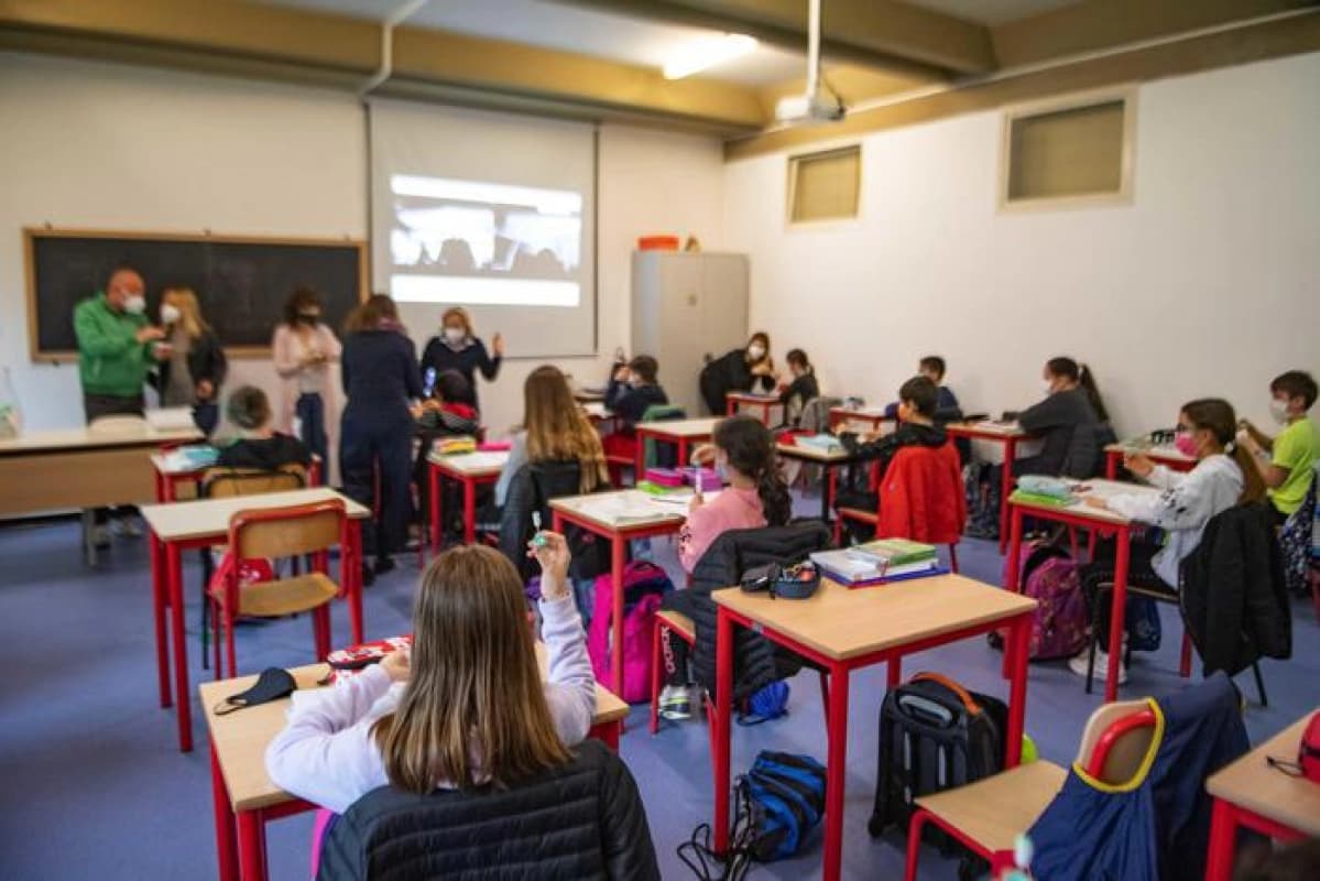 Con caldo da bollino rosso, scuole chiuse a Palermo: direttiva firmata dal sindaco Lagalla