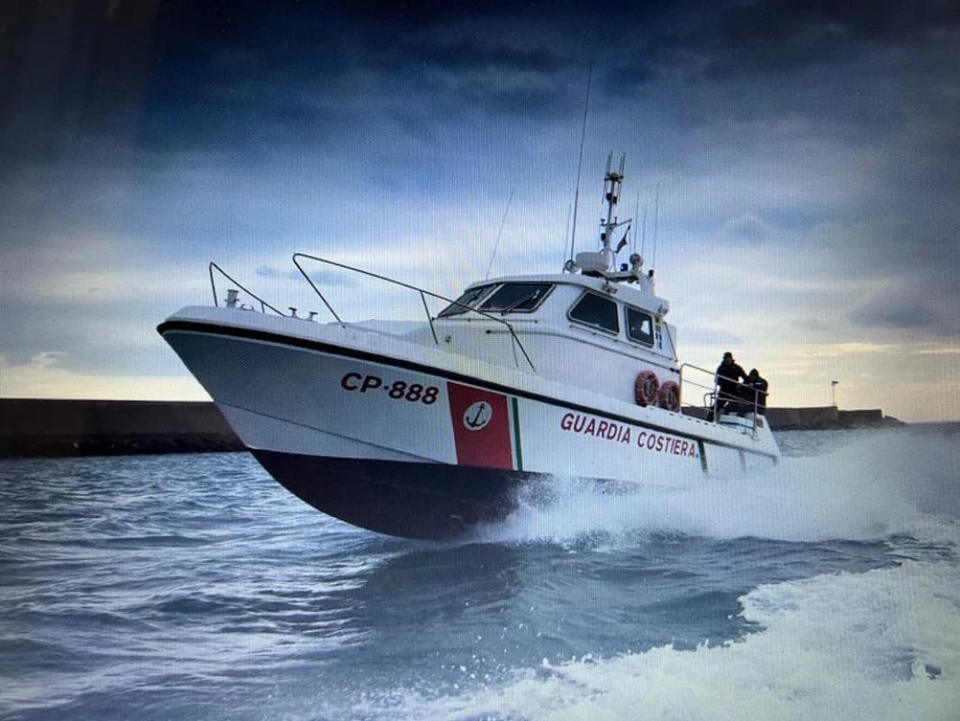 Il natante imbarca acqua e affonda: salvate 5 persone a Cala Bianca
