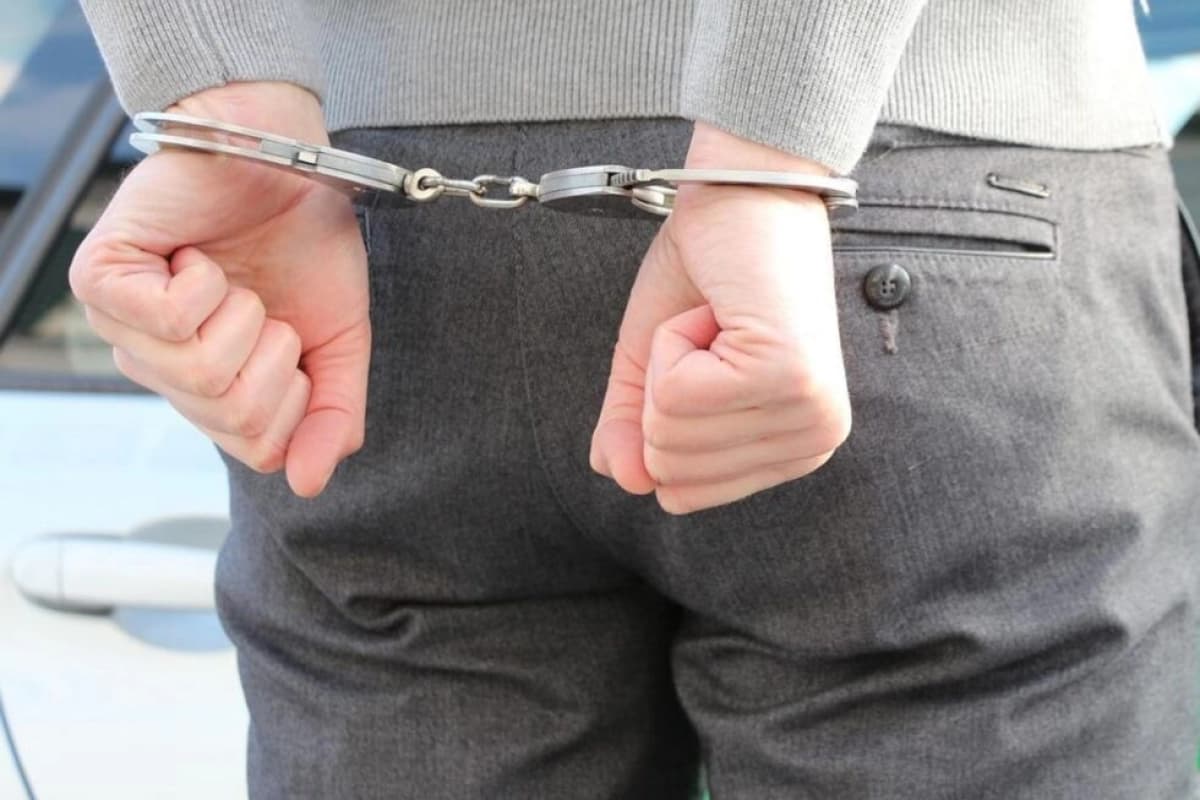 Evade i domiciliare e tenta ancora di aggredire “il corteggiatore” della sorella
