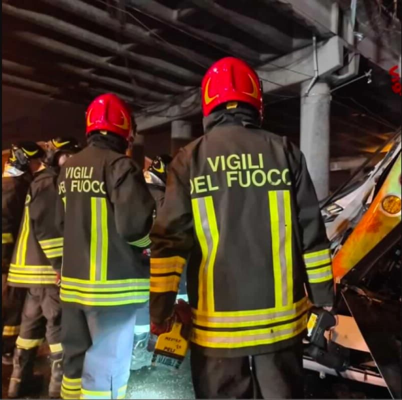 Vampe di San Giuseppe, oltre 40 interventi dei vigili del fuoco: allo Zen, 5 pompieri aggrediti