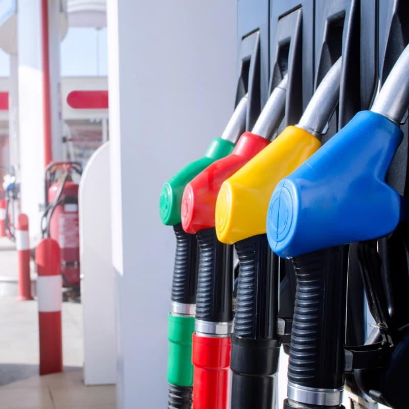 Guerra in Medio Oriente, oltre 150 navi ferme nello stretto di Hormuz: schizzano i prezzi del carburante