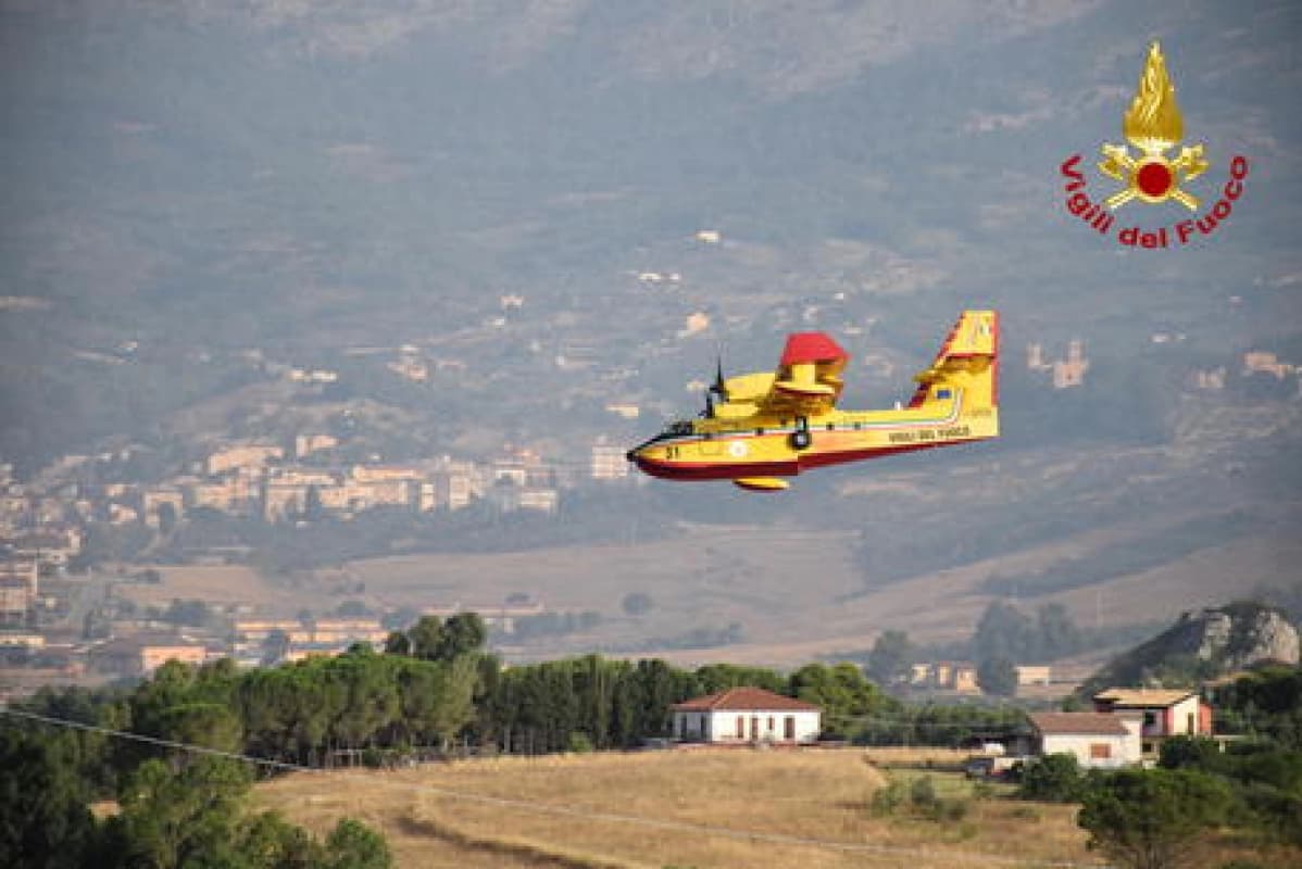 Incendio a Troina minaccia le abitazioni, in azione anche un canadair