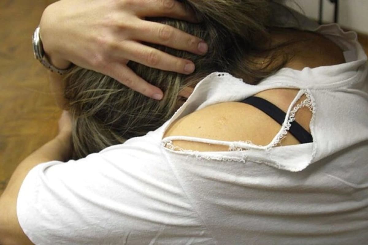 Segrega, minaccia e picchia la ex: in manette 41enne