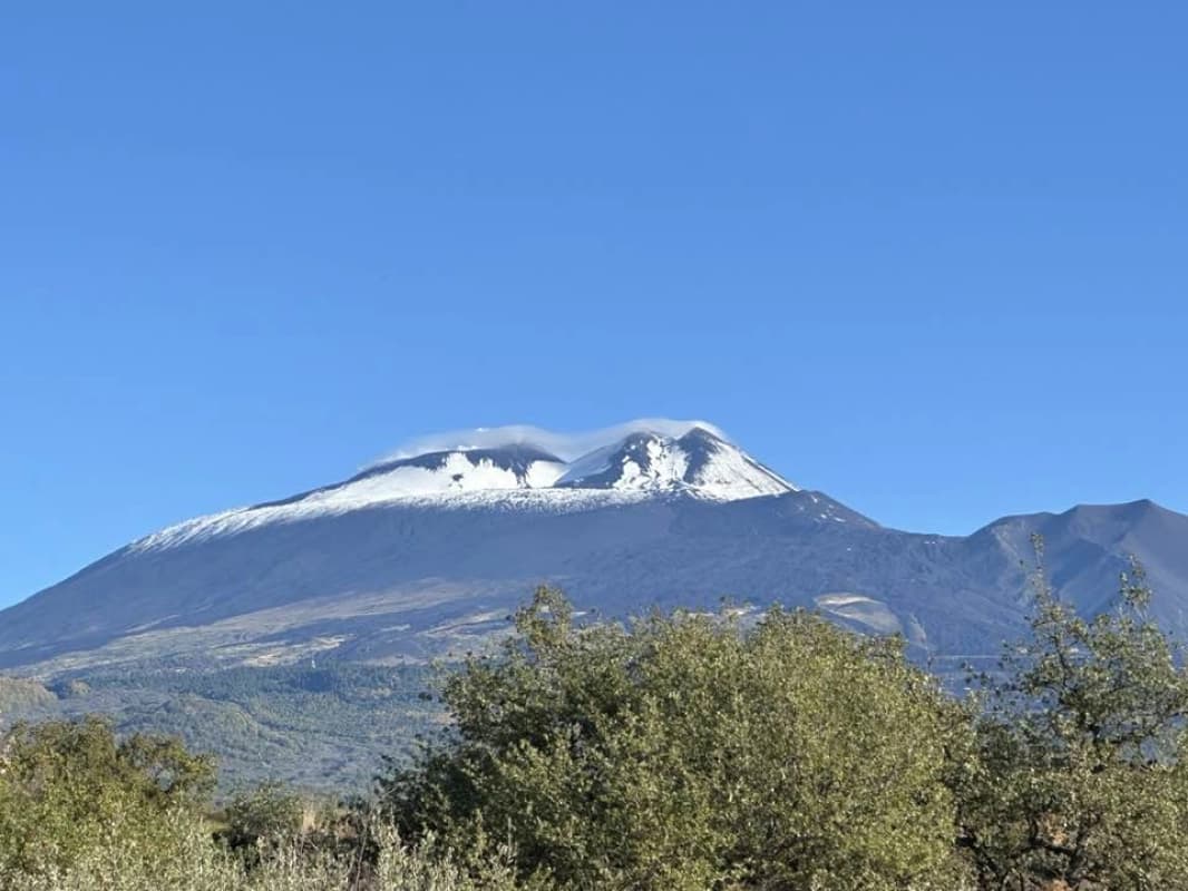 Etna, attività in area sommitale: allerta arancione, aeroporto operativo