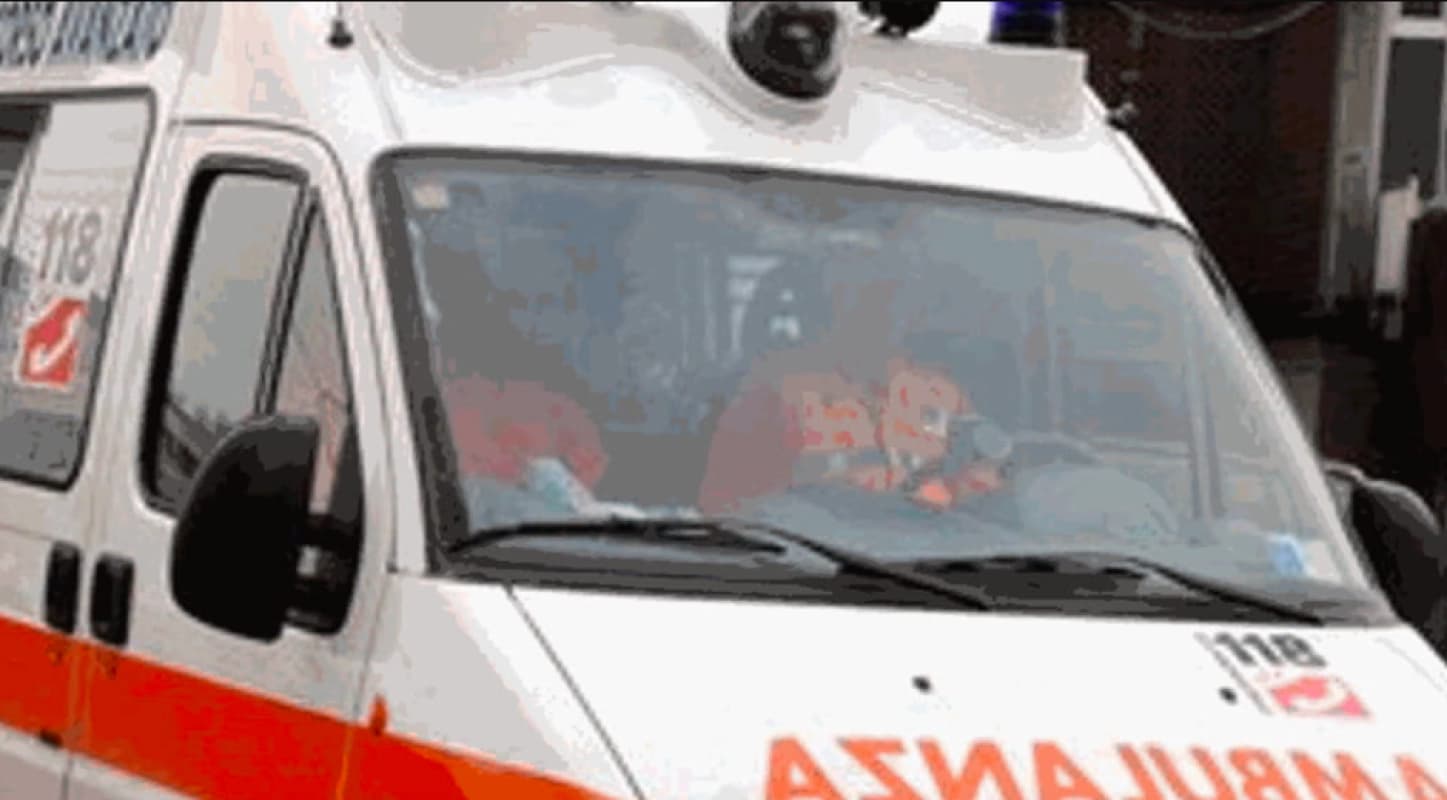 Cade da 4 metri a Belpasso (Ct), grave operaio di 50 anni