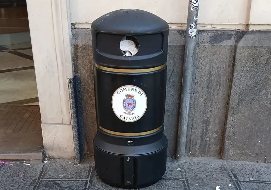 Per una Catania più ecologica installati 200 cestiti per i rifiuti