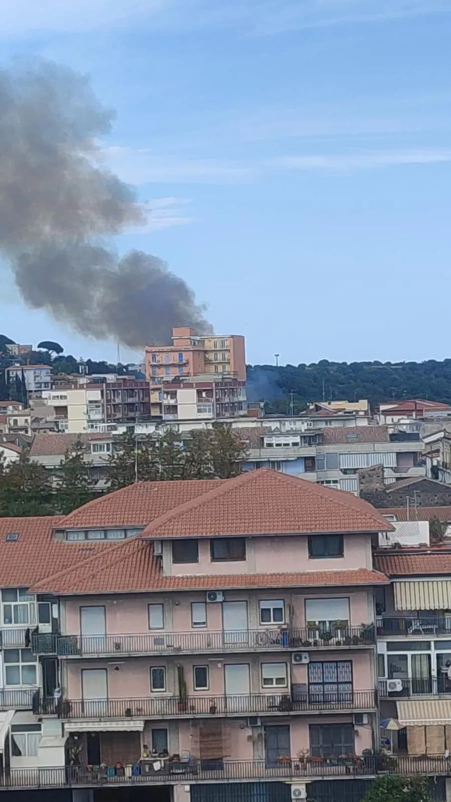 Catania, brucia la Timpa di Leucatia: a rischio un altro polmone verde della città