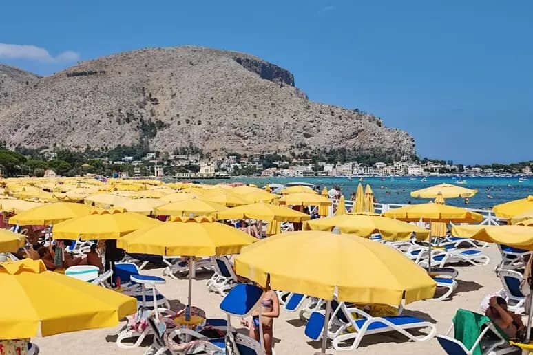 Mondello, la gestione della spiaggia a Italo belga