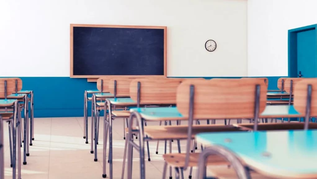 Crolla il tetto di in una scuola di Vittoria (Rg), due alunni feriti
