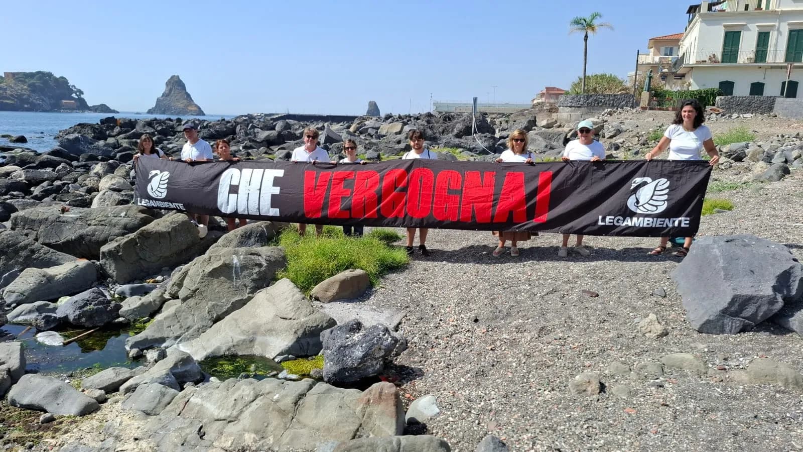 Mare siciliano inquinato, preoccupano Aci Trezza (Ct) e le foci dei fiumi: i risultati di Goletta Verde