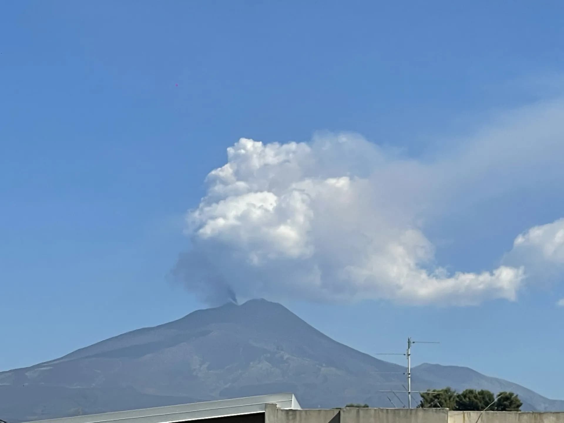 Etna, uno studio dell’Ingv svela il meccanismo di risalita e arresto magmatico