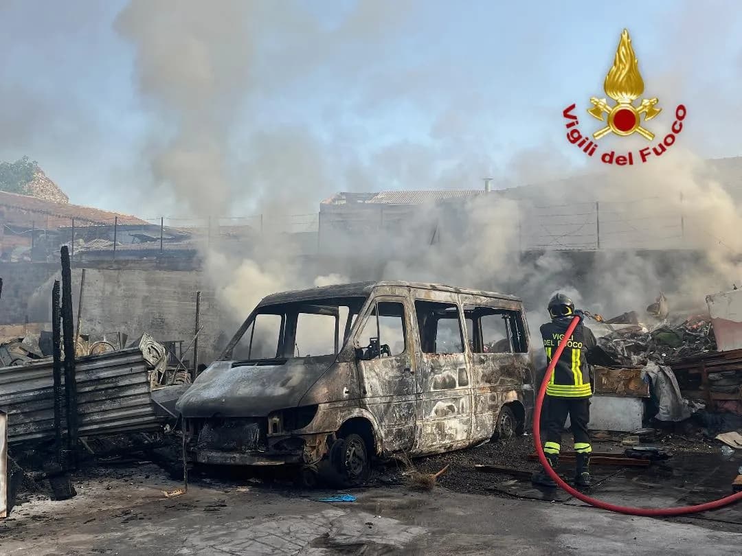 Catania, vasto incendio nei pressi del Faro Biscari: a fuoco automobili e baracche