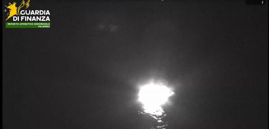 Imbarcazione a fuoco a largo di Marsala, Fiamme Gialle salvano uomo di 40 anni
