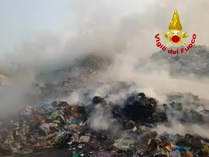 Catania: incendio alla zona industriale, brucia una ditta di materiale plastico