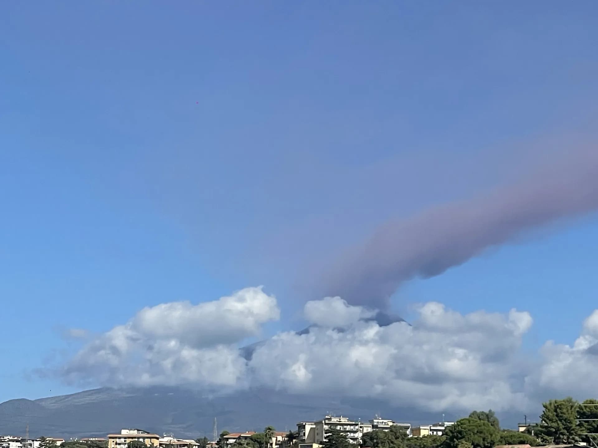 Etna: ridotto ulteriormente il traffico aero fino alle ore 21