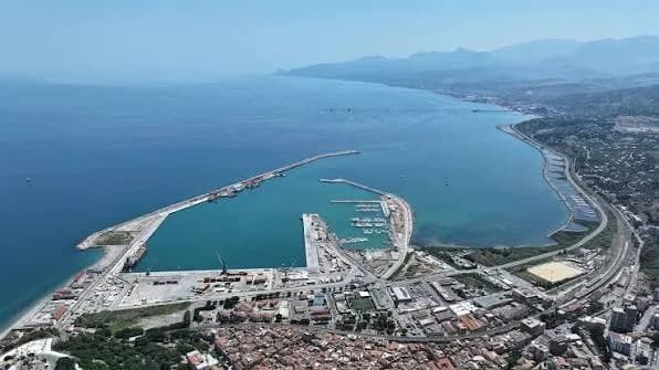 Nascosto nel bagagliaio per entrare in Italia, 25enne muore sul traghetto: fermata una donna