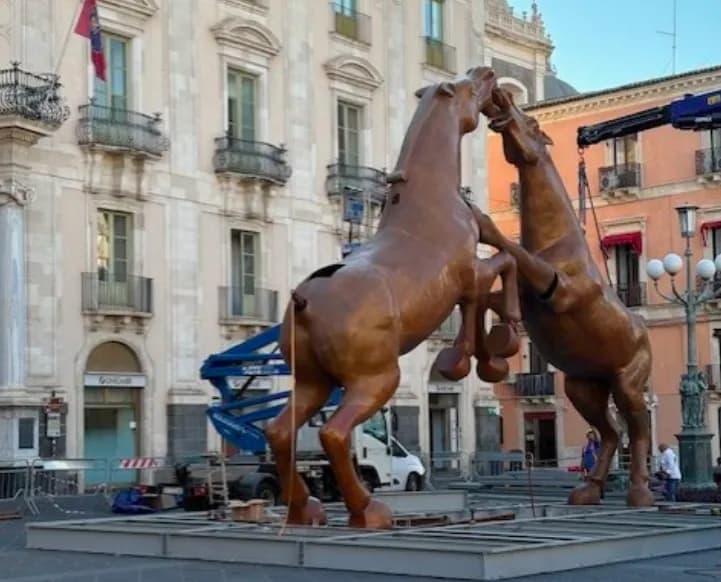 Catania: A Piazza Università i “Fighting Horses” di Arturo Di Modica