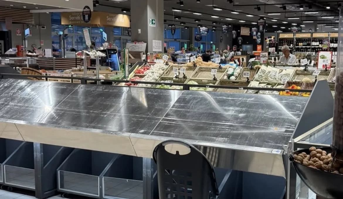 Scaffali dei supermercati vuoti e stop alla raccolta rifiuti, l’altra faccia della medaglia del blocco degli autotrasportatori
