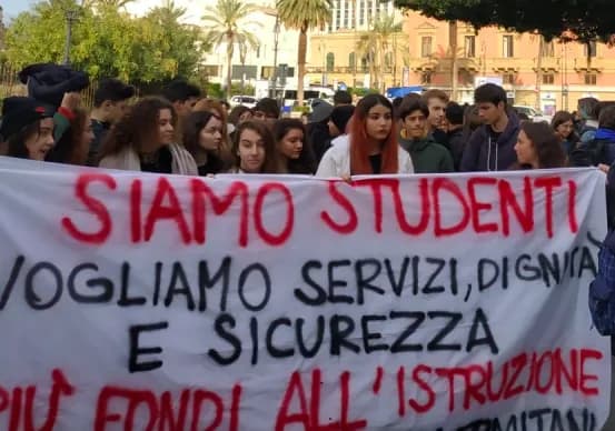 Palermo, 5mila studenti in piazza contro scuole fatiscenti e caro vita