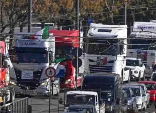 Scissione tra gli autotrasportatori per il caro carburante, Aias si dissocia da Cts